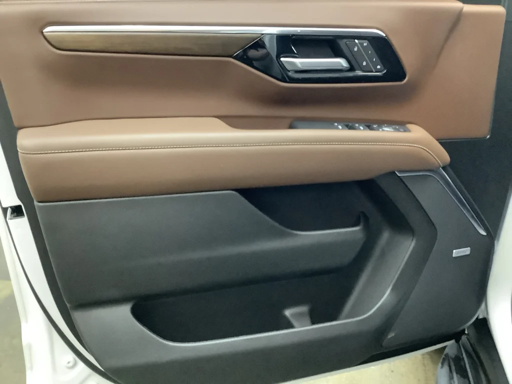Used 2025 IRIDESCENT PEARL TRICOAT Chevrolet High Country image 13