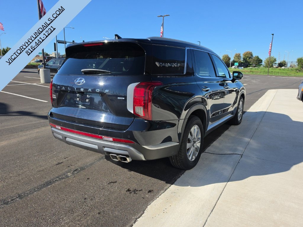 Used 2025 White Hyundai SEL image 5
