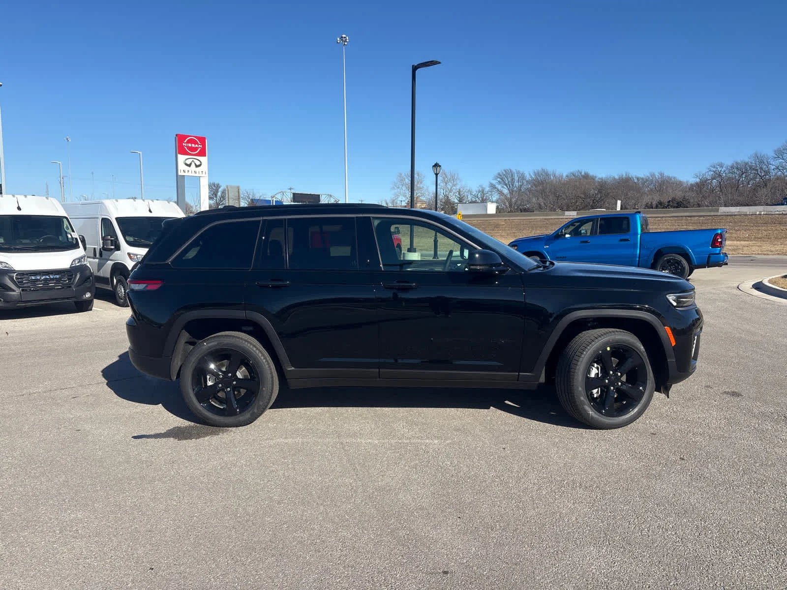 New 2026 Diamond Black Crystal Pearl-Coat Exterior Paint Jeep Limited image 10