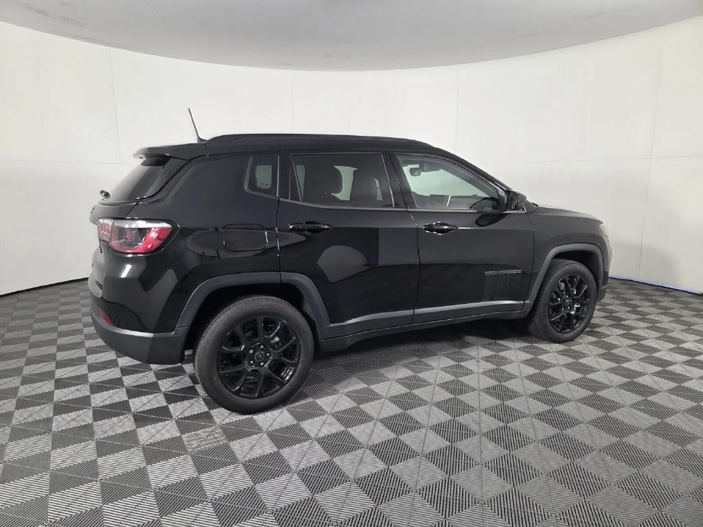 New 2026 Diamond Black Crystal Pearl-Coat Exterior Paint Jeep Latitude Altitude image 5