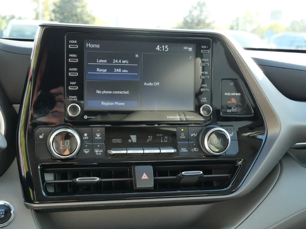 Used 2022 Silver Toyota XLE image 17