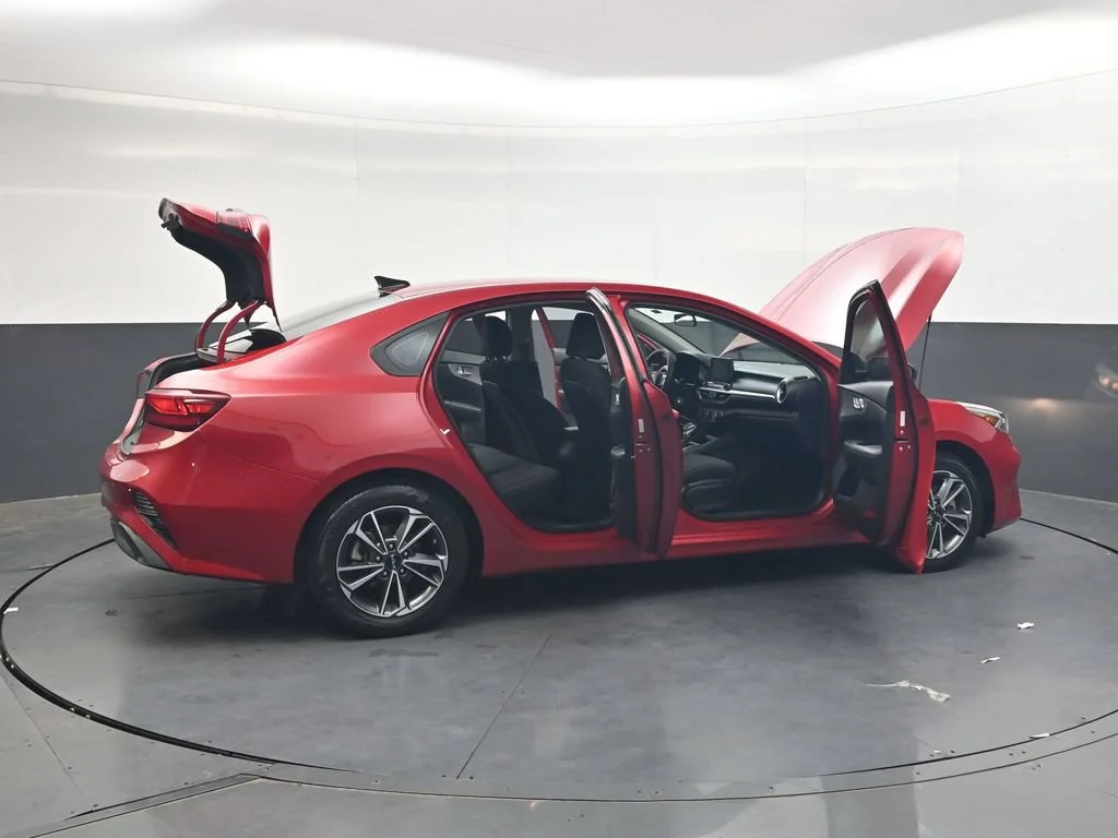 Used 2023 Red Kia LXS image 34