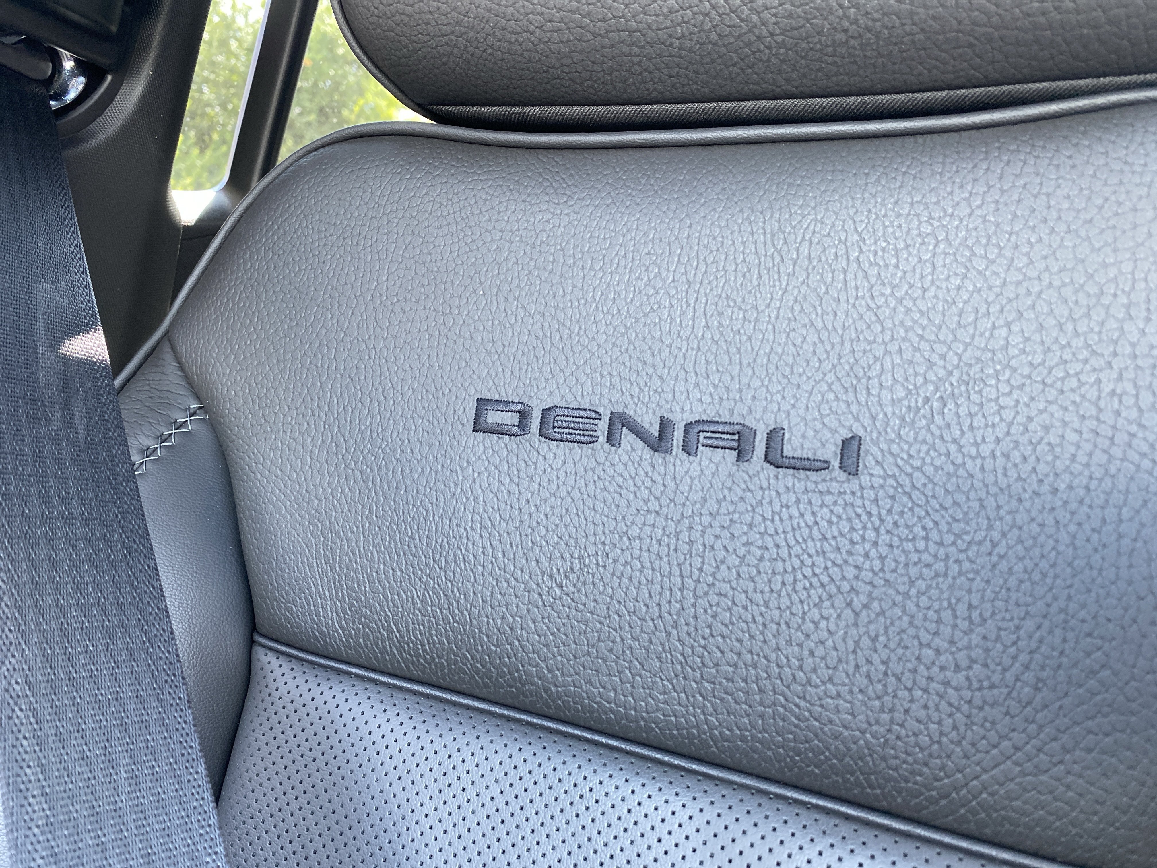 Used 2025 White Frost Tricoat GMC Denali image 38