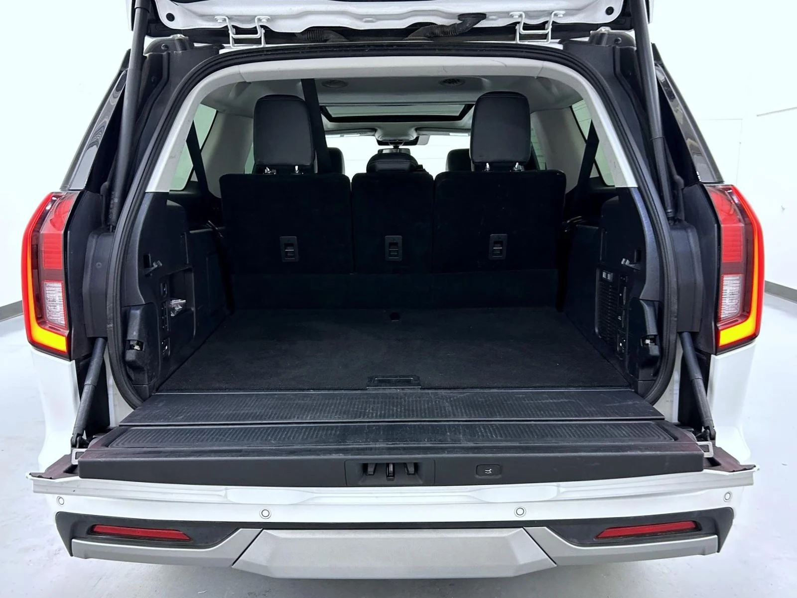 Used 2025 White Ford Platinum image 25