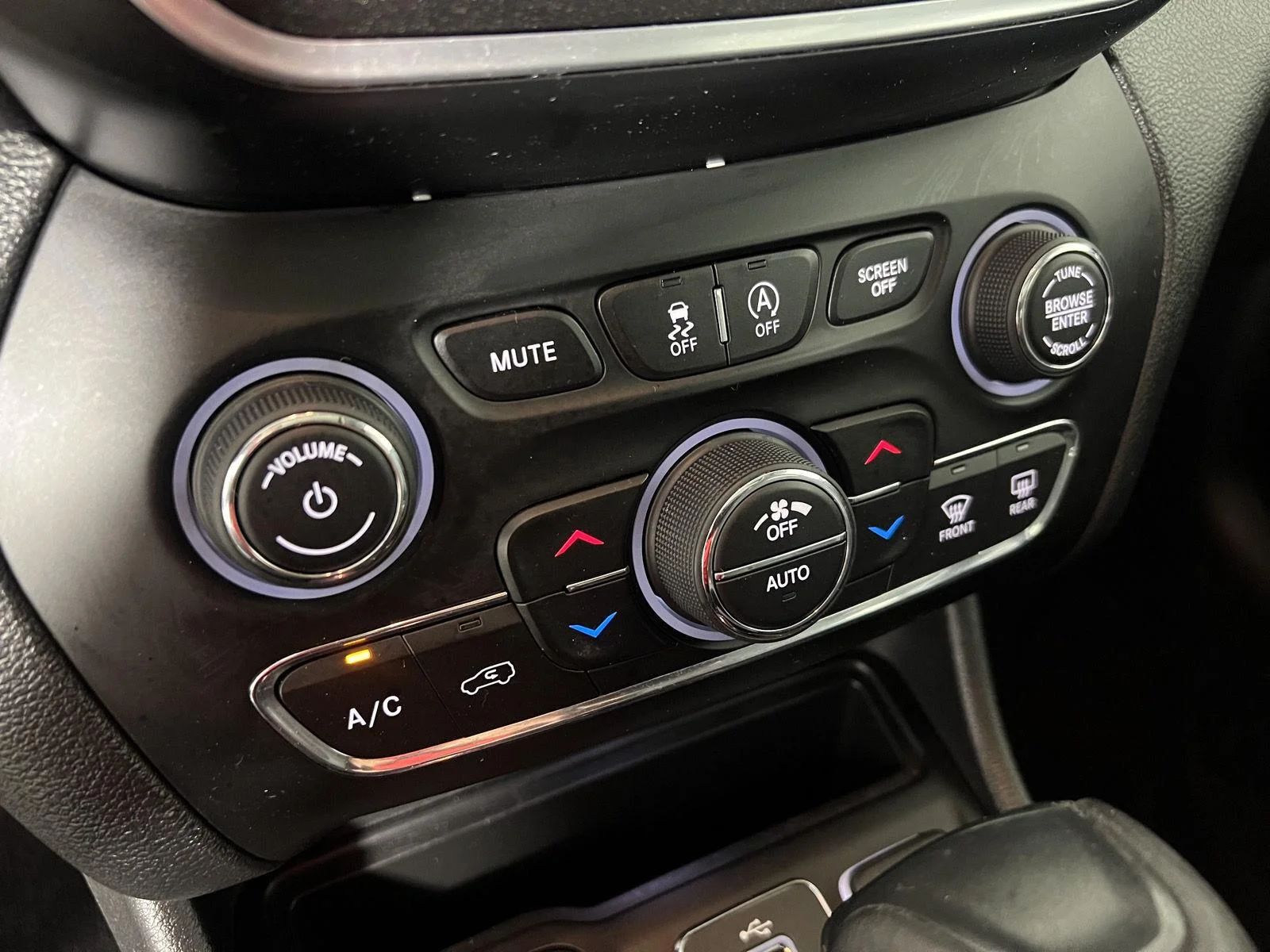 Used 2019 Pearl White Jeep Trailhawk Elite image 15
