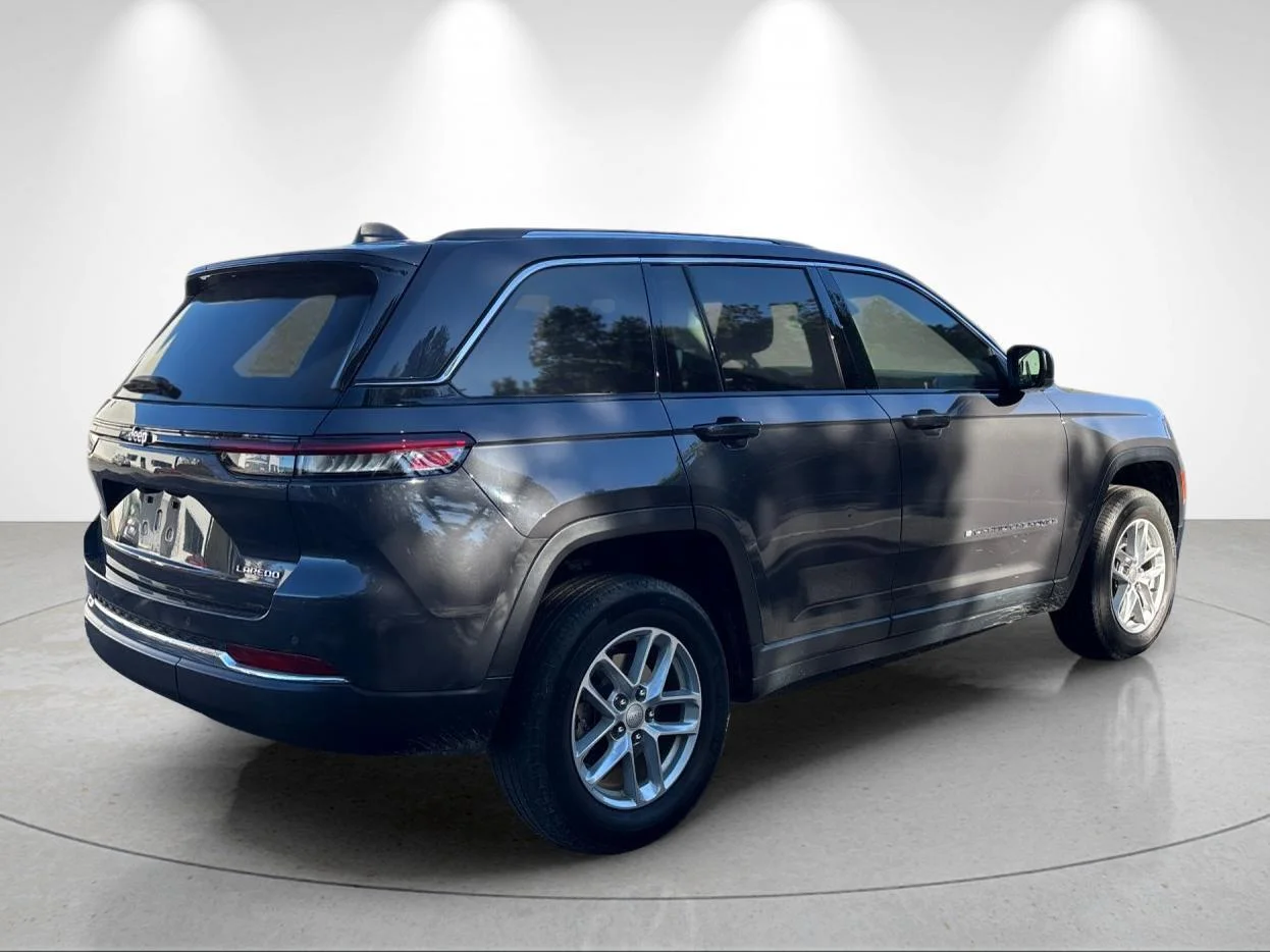 Used 2023 Baltic Gray Metallic Clearcoat Jeep Laredo image 5