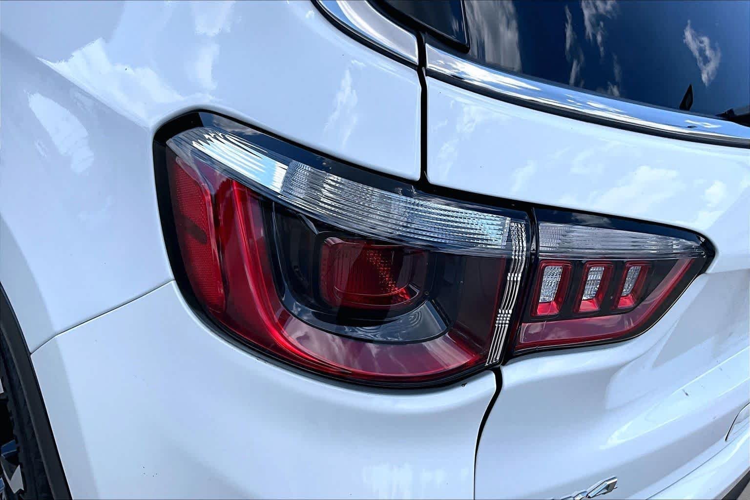 Used 2022 Bright White Clearcoat Jeep Limited image 27
