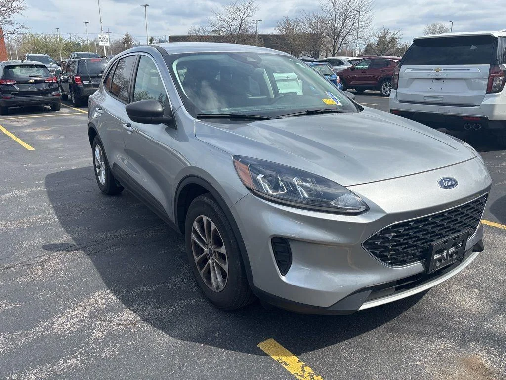Used 2022 Silver Metallic Ford SE image 4