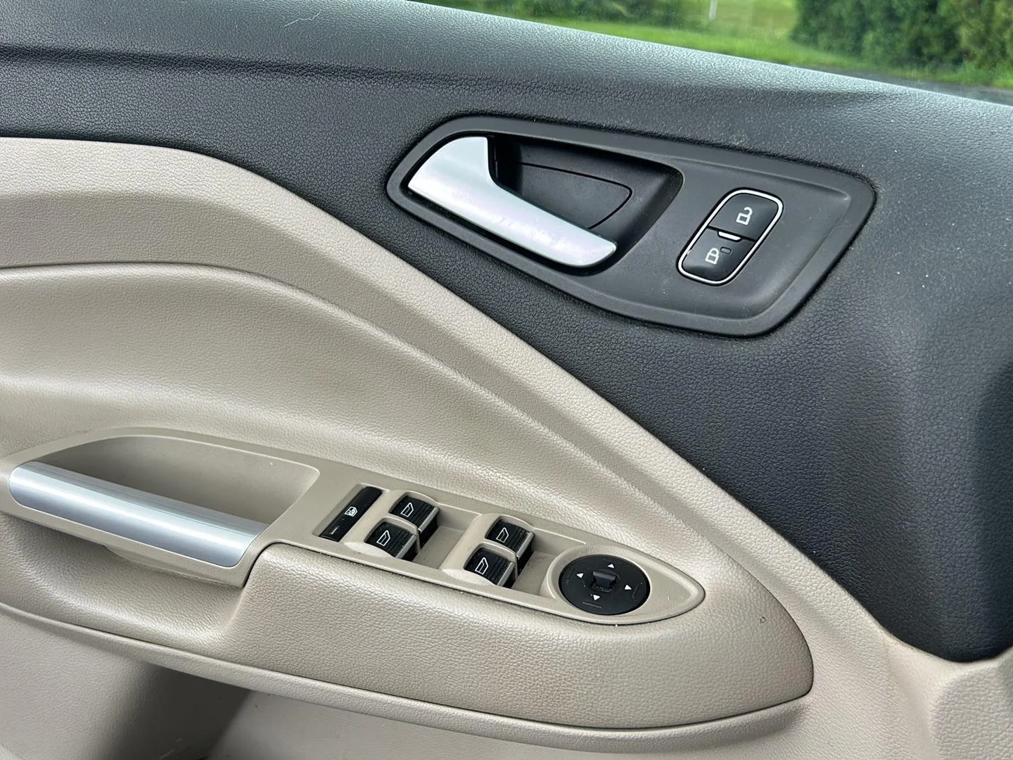 Used 2019 Lightning Blue Ford SE image 18