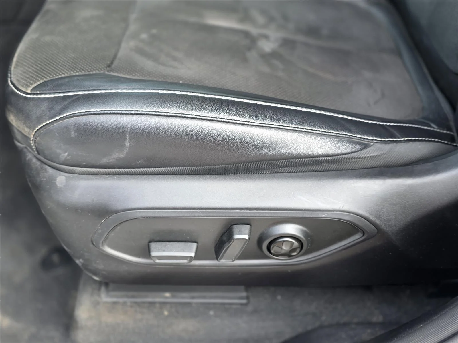 Used 2023 Bright White Clearcoat Jeep Altitude image 23