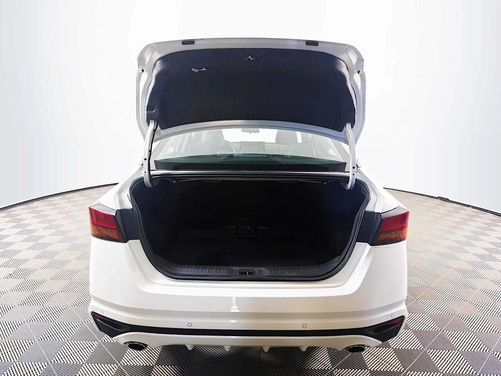 Certified Used 2025 Pearl White Tricoat Nissan SL image 22