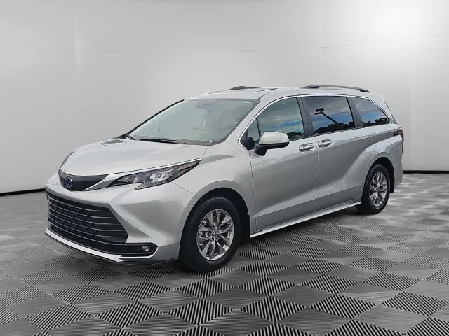 2025 Toyota Sienna XLE