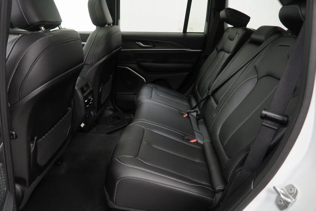 New 2026 Bright White Clear-Coat Exterior Paint Jeep Limited image 17