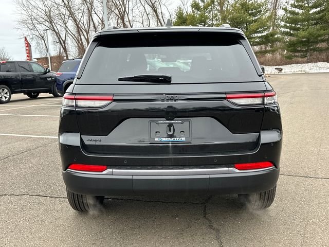 New 2026 Diamond Black Crystal Pearl-Coat Exterior Paint Jeep Altitude image 3