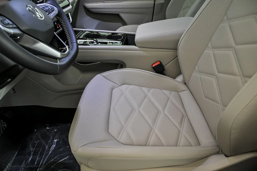 New 2026 Black Volkswagen 2.0T SE w/Technology image 7