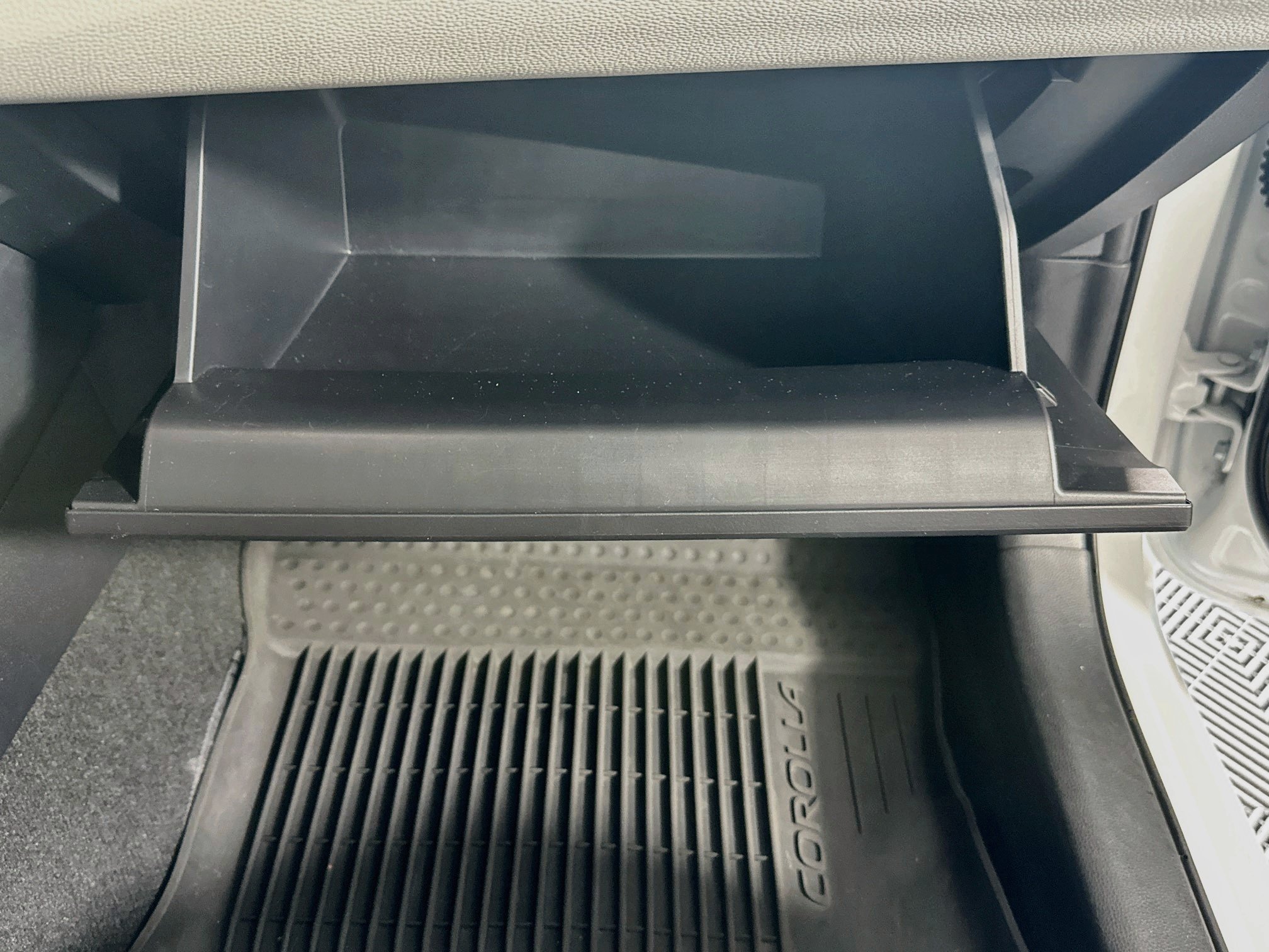 Certified Used 2025 Ice Toyota LE image 31