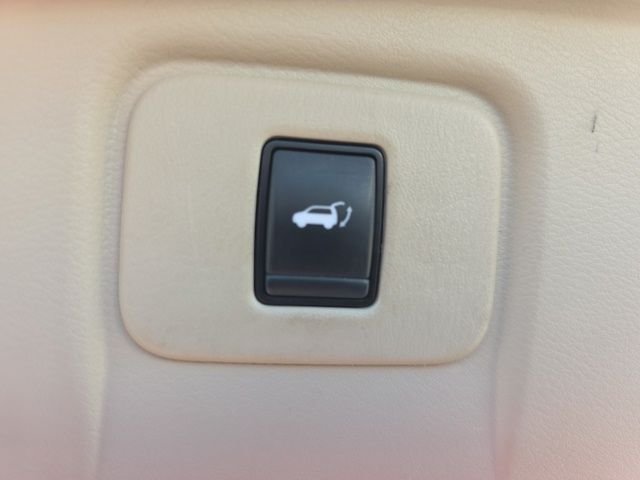 Used 2019 White Nissan SL image 12