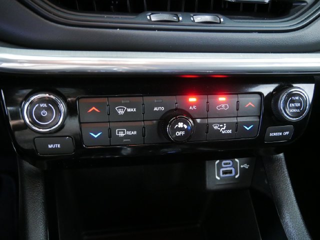 Used 2023 Silver Jeep High Altitude image 30
