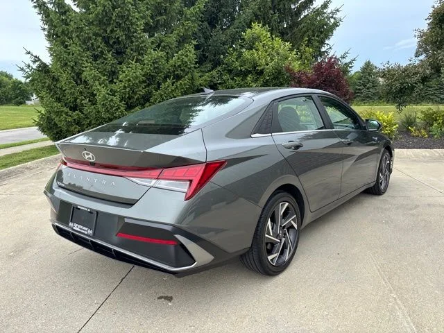 Used 2025 Amazon Gray Hyundai SEL Convenience image 7