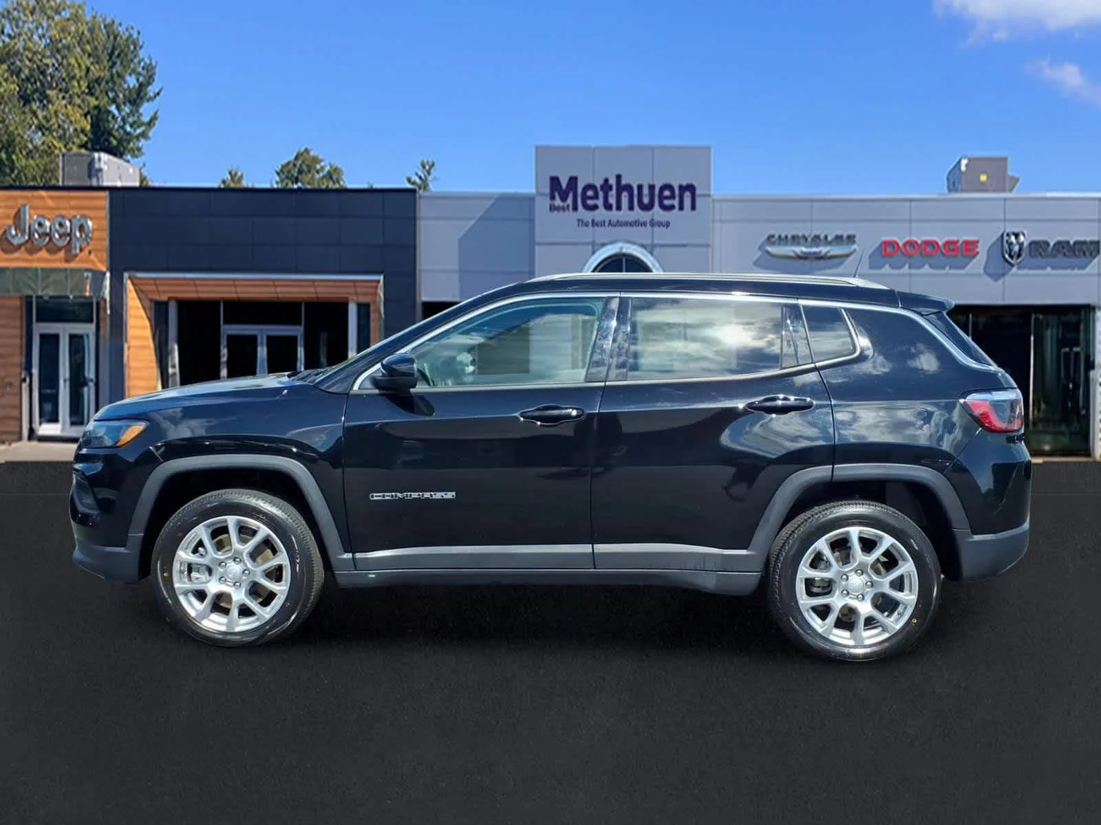Used 2024 Diamond Black Crystal Pearlcoat Jeep Latitude Lux image 8