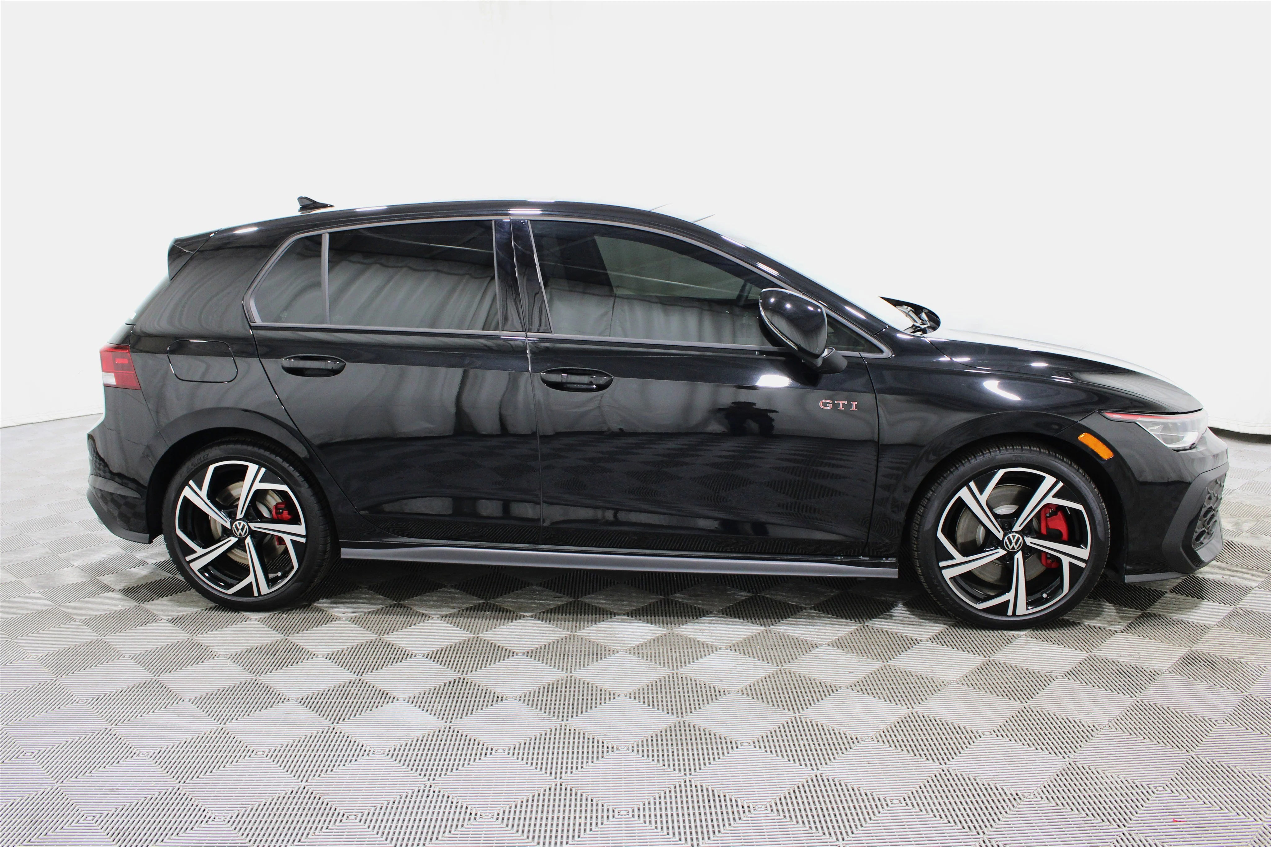 2025 Volkswagen Golf GTI SE - Photo 31