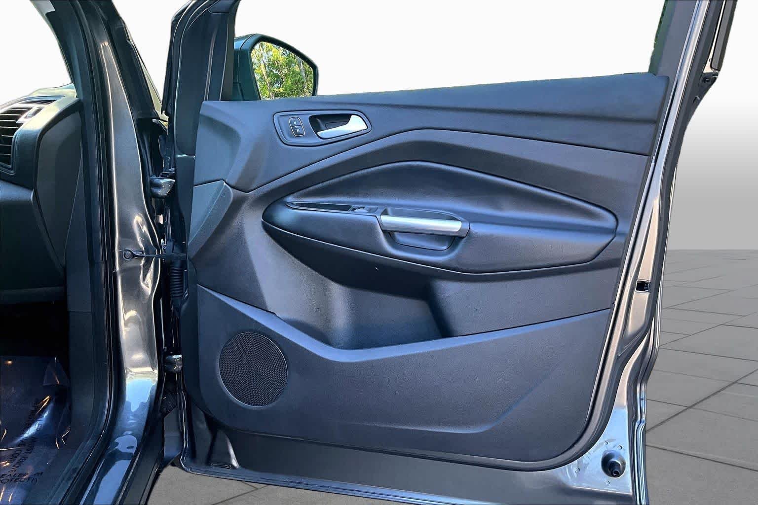 Used 2019 Magnetic Metallic Ford SE image 23