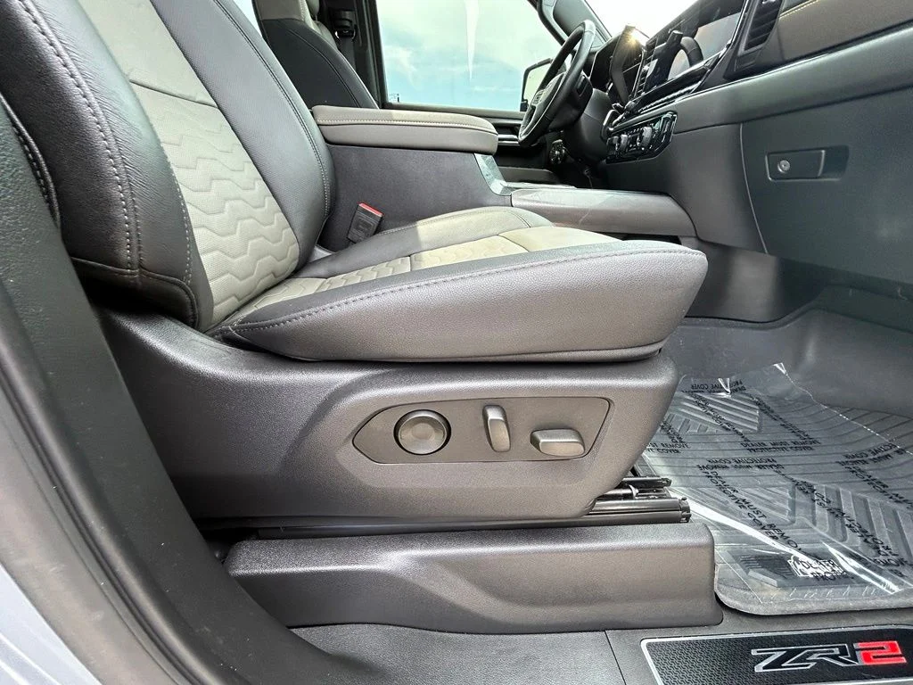 Certified Used 2025 Slate Gray Metallic Chevrolet ZR2 image 32