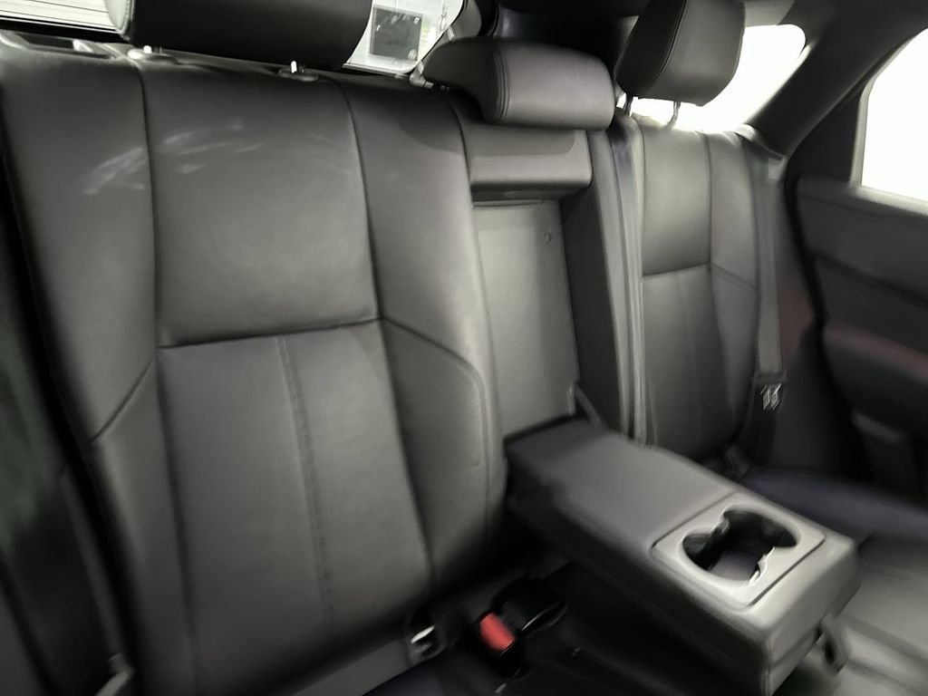Used 2025  Land Rover Dynamic SE image 22