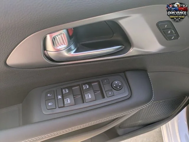 2025 Chrysler Pacifica Select - Photo 10