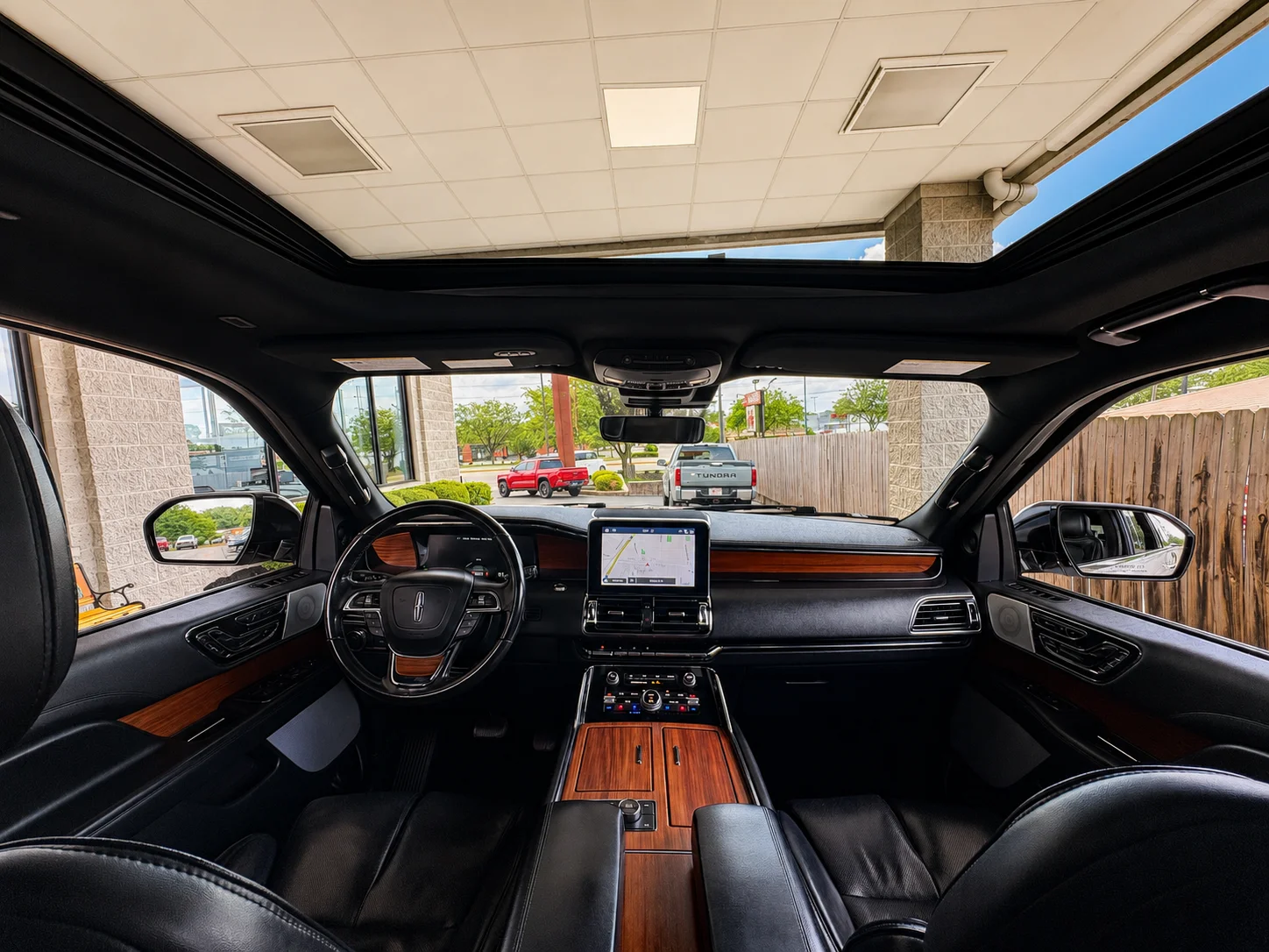 Used 2019 White Lincoln Reserve image 2