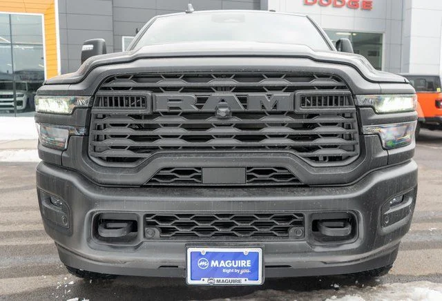New 2026 Diamond Black Crystal Pearl-Coat Exterior Paint RAM Tradesman image 3
