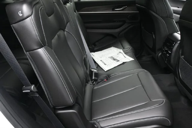 New 2026 Bright White Clear-Coat Exterior Paint Jeep Limited image 23