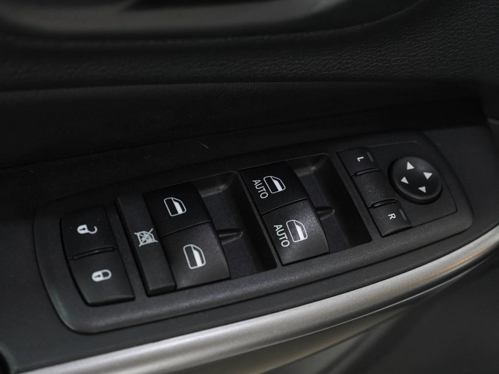 Used 2019 Bright White Clearcoat Jeep Limited image 21