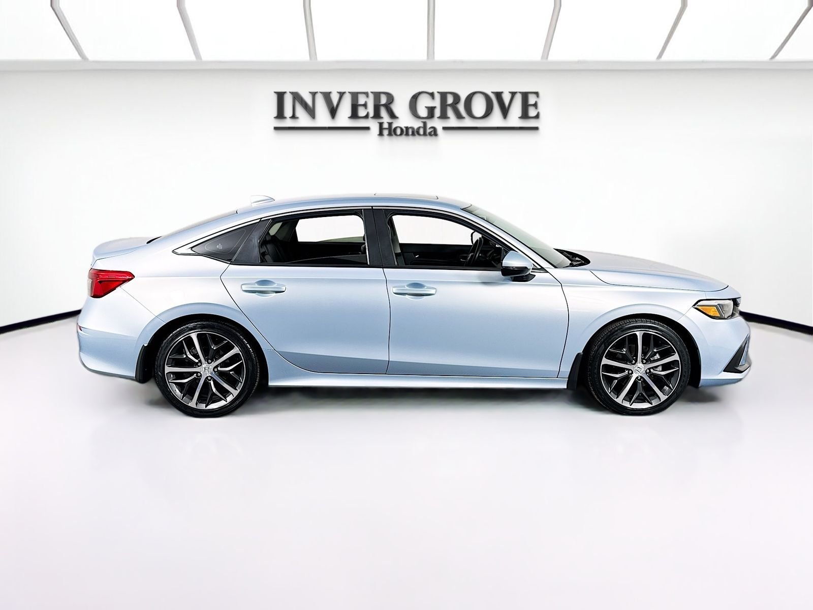Used 2023 Morning Mist Metallic Honda Touring image 4