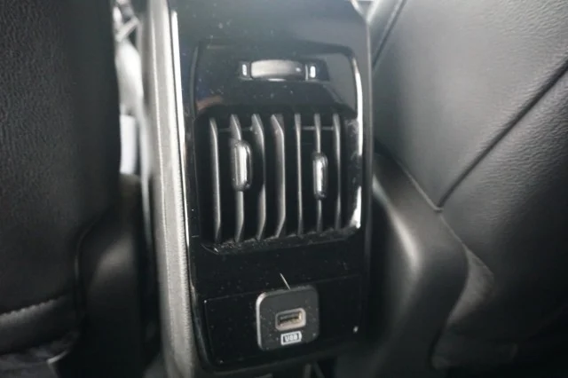 Used 2025 Diamond Black Crystal Pearlcoat Jeep Latitude image 23