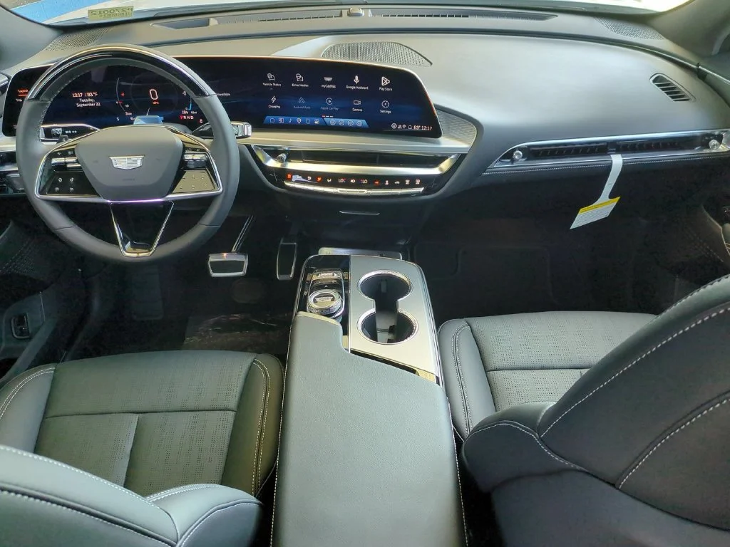 New 2027 Vibrant White Tricoat Cadillac Luxury image 25