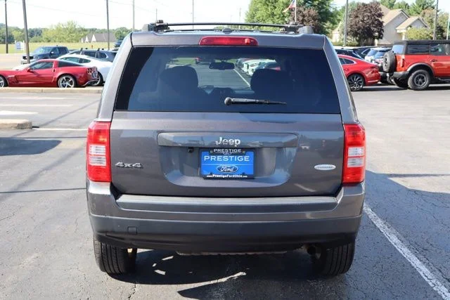 Used 2014 Granite Crystal Clearcoat Metallic Jeep Latitude image 6