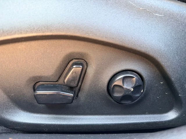 Used 2019 White Jeep Latitude image 12