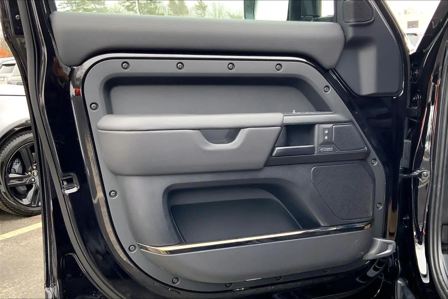 2026 Land Rover Defender OCTA Black - Photo 10