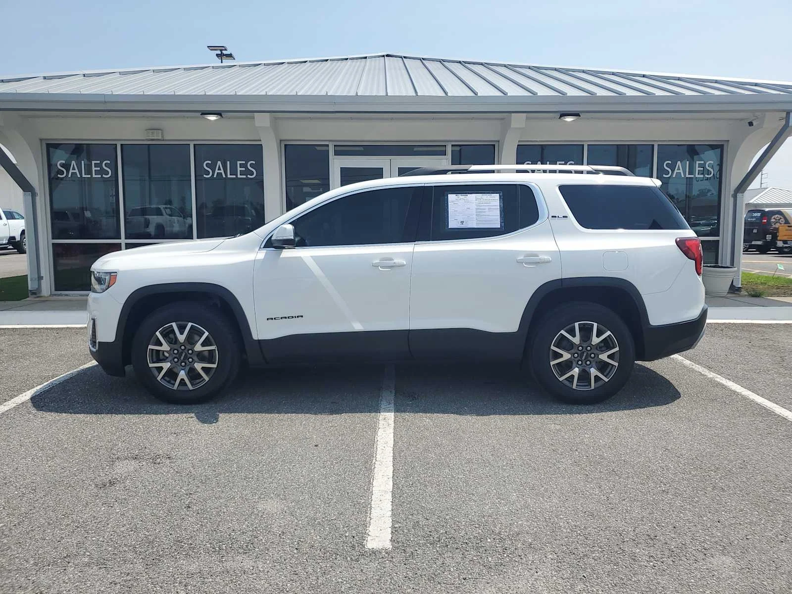 Used 2020 SUMMIT WHITE GMC SLE image 2
