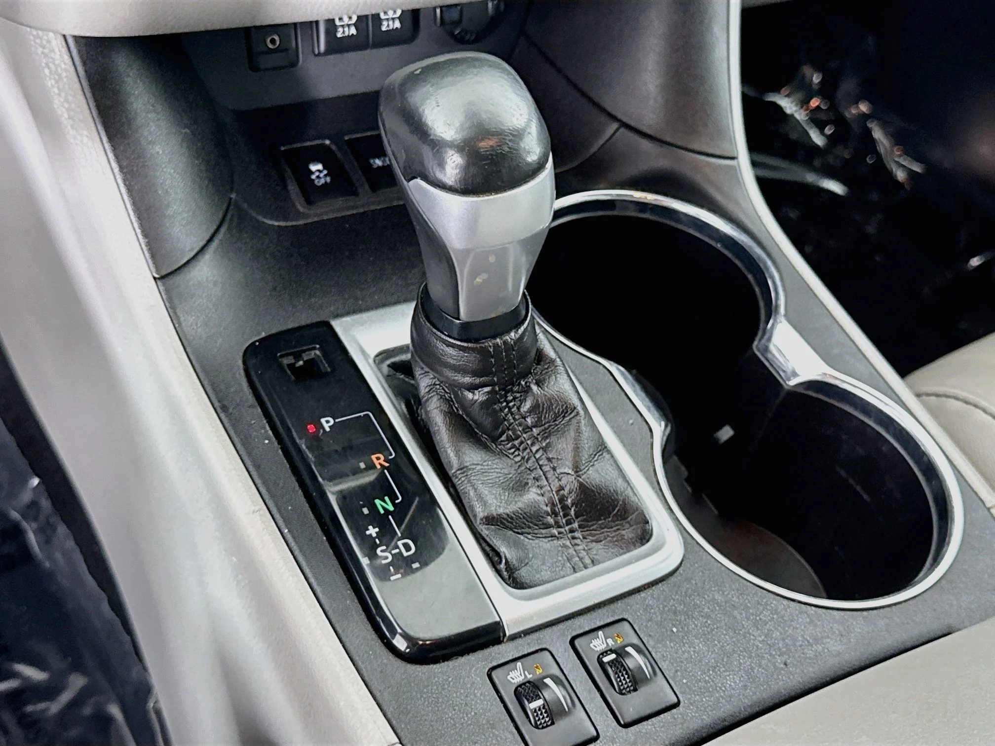 Used 2018 Blue Toyota SE image 18