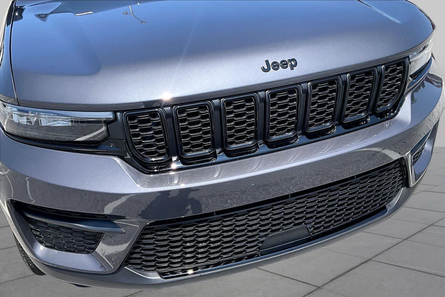 Used 2023 Baltic Gray Metallic Clearcoat Jeep Altitude image 30
