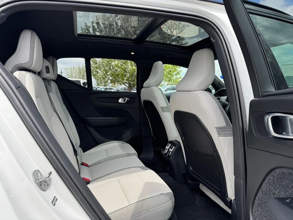 2025 Volvo EX40 Plus - Photo 9