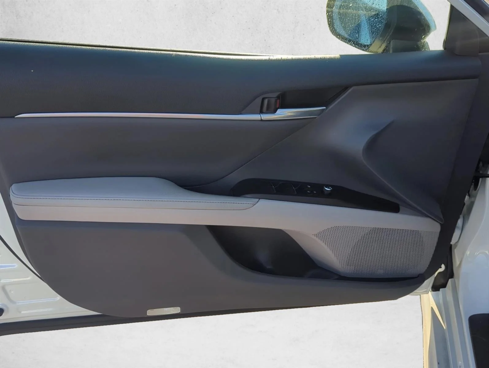 Used 2021 Wind Chill Pearl Toyota XSE image 7