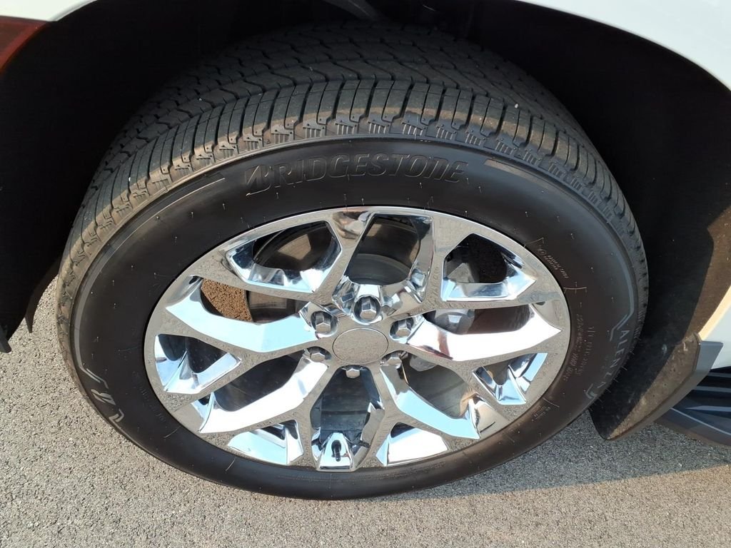 Used 2023 White Frost Tricoat GMC Denali image 19