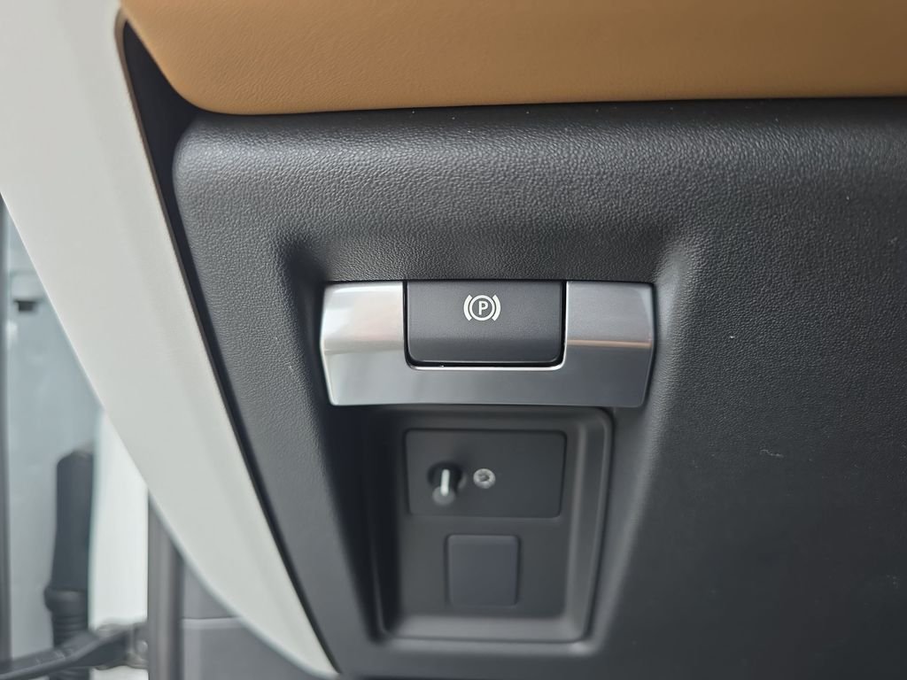 New 2026 Fuji White Land Rover X-Dynamic SE image 26