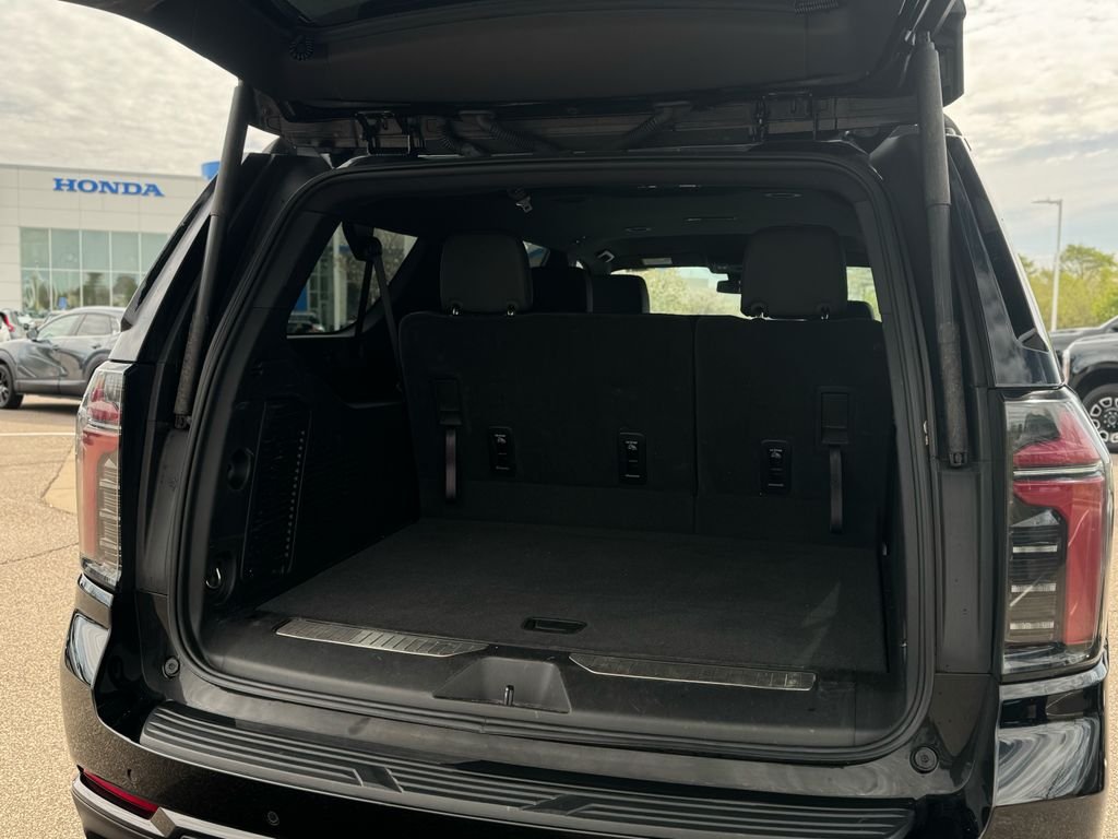 2025 Chevrolet Suburban Z71 - Photo 14