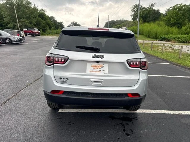 New 2026 Silver Zynith Metallic Clearcoat Jeep Latitude image 6