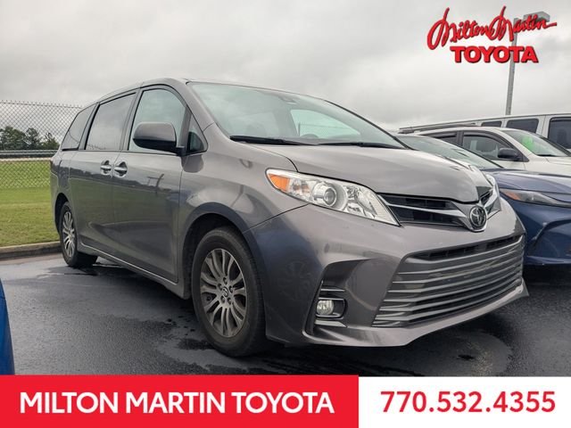 2018 Toyota Sienna XLE V6 8-Passenger's photo