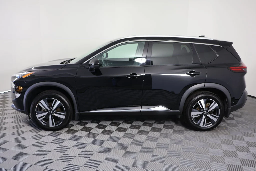 Used 2023 Super Black Nissan SL image 5